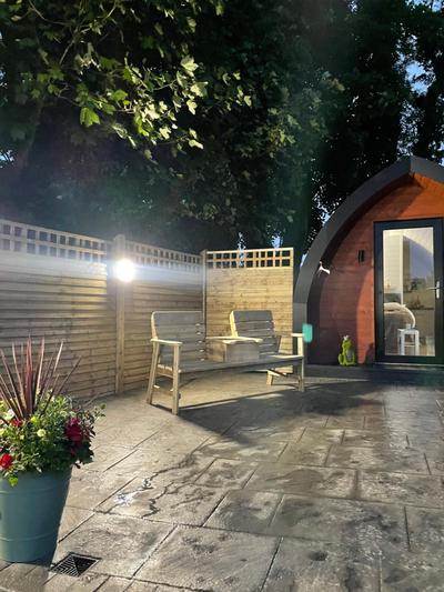 Paddock Pod - Sleeps 4 & Roofed Over Private Hot Tub & NEW SAUNA