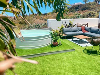 Con piscina y jardín con vistas al mar