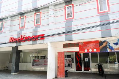 RedDoorz at Jalan Somba Opu Losari