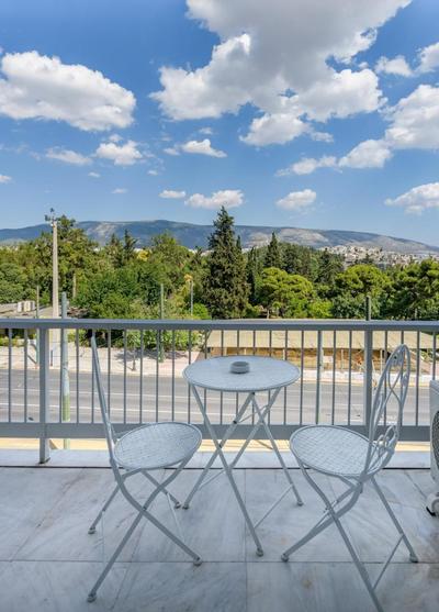 Lush Emerald apt steps from Acropolis & Plaka!