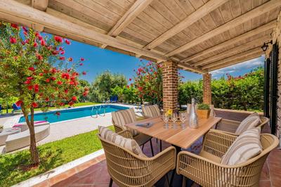 Villa Rizolia Epta by Villa Plus