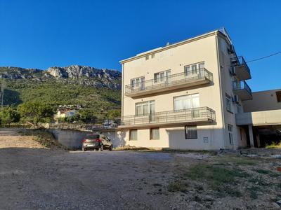 The View Split. Highlight with Roof-Top-Terrace and Pool