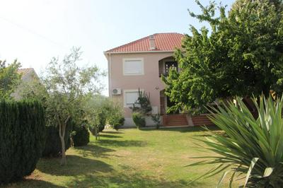 Large Three-Bedroom Apartment 2 Min from Airport