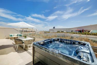 Super Luxury Penthouse with Hot Tub and Pool