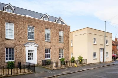 Elliot Oliver - 2 Bedroom Garden Apartment With Parking