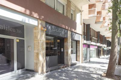 The White Flats Les Corts
