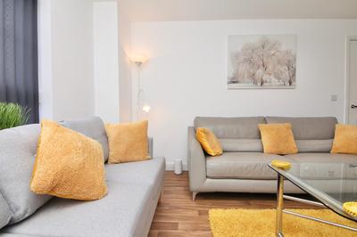Canalview Villa - Family & Workers Nest, Free Driveway Parking, Superfast WiFi, Free Netflix, Large Private Garden