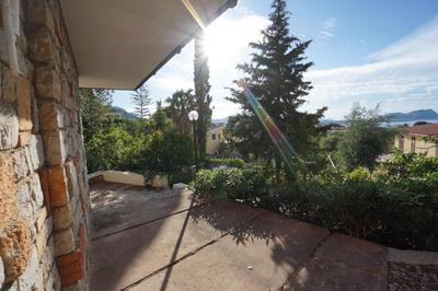 Burdi House con giardino e mare