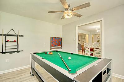 HoneyHomes Hackler Golf Course Home with Amenities