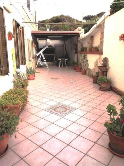 DA PEDRO Serviced Holiday Apartments - Casa con parcheggio privato, terrazza e barbeque sopra la spiaggia di Portopaglietto