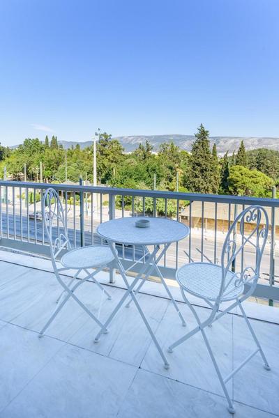 Lush Sapphire apt steps from Acropolis & Plaka!