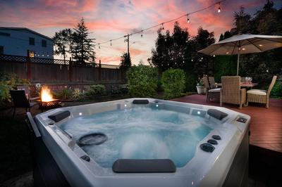 Entire house with Four Bedrooms, Hot Tub, BBQ, Private Backyard, FREE WiFi and Parking, near Seattle, EV