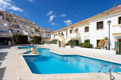 Stylish design w ocean & pool view, King size bed, Wifi,2 Smart Tv, street parking, 2 pools access