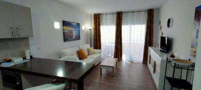 Luminoso y bonito apartamento con piscina en frente del mar