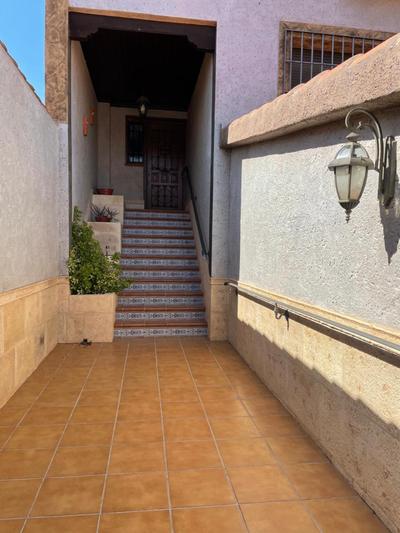 Casa espaciosa con sala de juntas