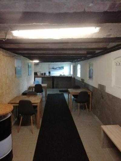 Gemütliches Schlaffass am Schwimmteich mit Heizung