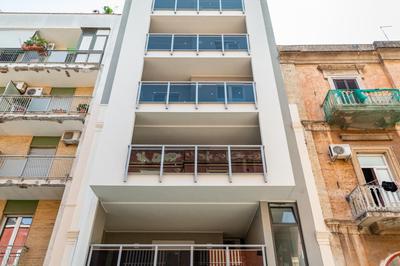 GuestHost - Central Station Apt with parking