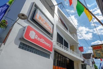 RedDoorz Plus near Pasar Gede Solo