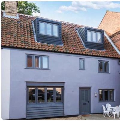 Grade II Listed 3 Bedroom Cottage With Free Parking