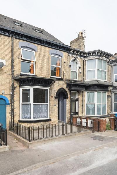 Vibrant Funkily Decorated 2 Bedroom 4 Beds Central Location
