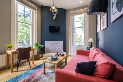 Sunny Corner Apartment in Center of London (1)