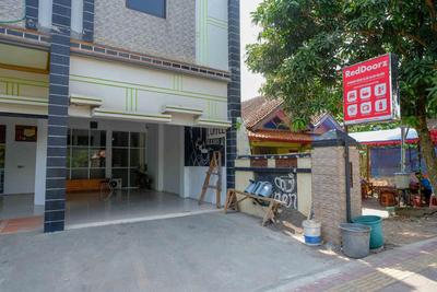 RedDoorz Syariah near Alun Alun Kajen