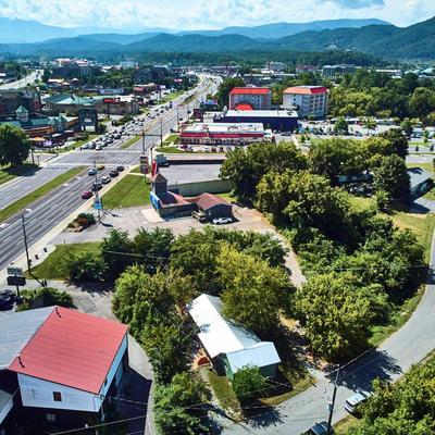 Steps from Downtown Pigeon Forge Parkway + Private Hottub and firepit - Wifi - Firefly Bungalows