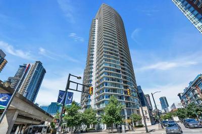 Spacious DT 2-BDR High-rise with view, pool, gym