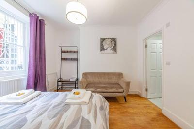 Sunny, 2bed 2bath, garden apartment near Hyde Park