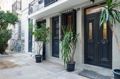 Athenian central Studio with Garden!