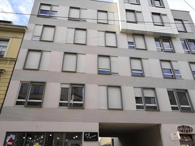 Izzy - 5 min walk from the main square