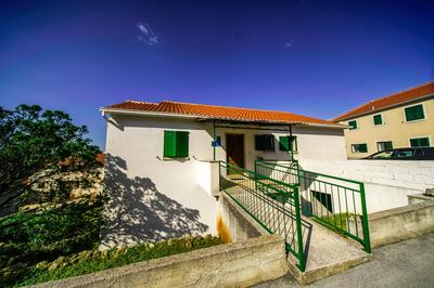 Apartments with parking space Postira - Brac - 18472