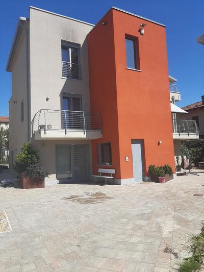 SEVEN HOUSE