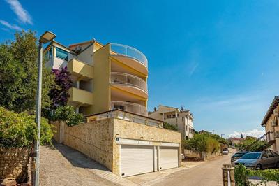 NeaLeona Apartments
