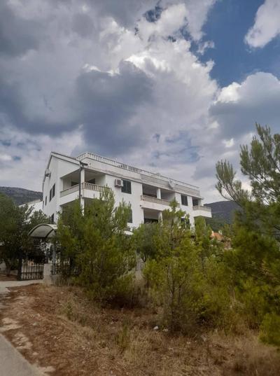Lovely 2-bed apartment with balcony/free parking.