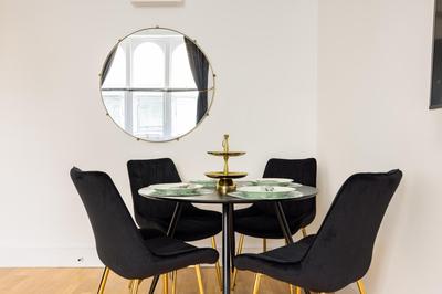 Niru Modern & Stylish Flat wHuge Private Terrace