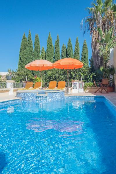 Central villa flatlet with pool - free parking and WiFi