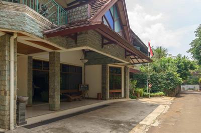 RedDoorz Plus near Kemang Raya