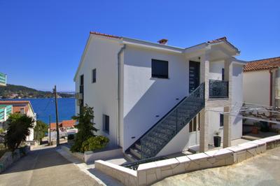 Luxury Sunrise Jacuzzi Apts, 50 m from the beach
