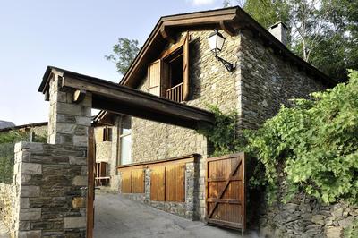 La Caseta de Queixans con chimenea