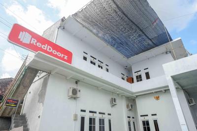 RedDoorz Syariah near Universitas Slamet Riyadi Solo