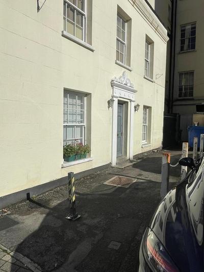 Studio Flat Central Cheltenham Parking off road