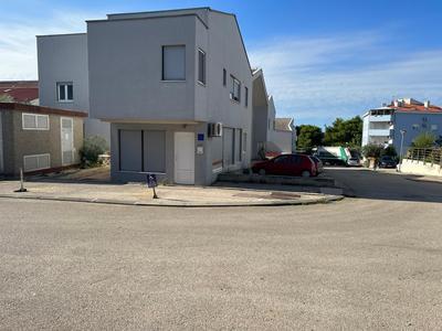 L&R luxury apartment- free parking