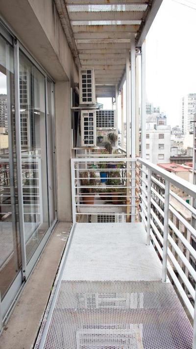Amplio ambiente y medio luminoso c pileta en el edificio para 4 personas con cama doble y un sillón cama también doble