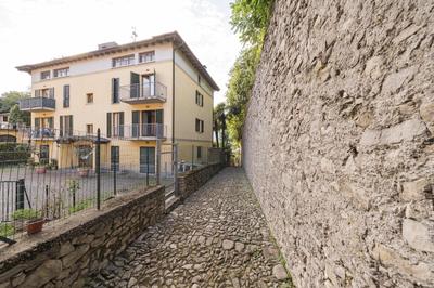 Casa Agatha Lenno- luxury air conditioned village home by Italian Apartments