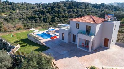 Etesians Villa, Heated Pool & Spa Whirlpool, BBQ, By ThinkVilla