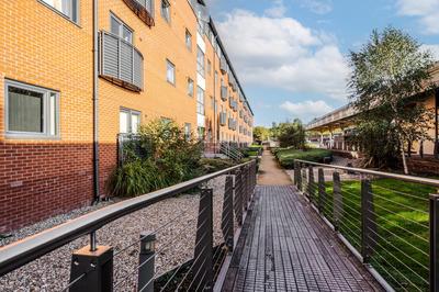 Lovely Modern 2 Bed City Centre Apartment with FREE parking - Double or Twin Beds Available