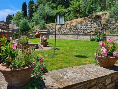 La Terrazza, elegant Tuscan stone house with garden and terrace in Cetona