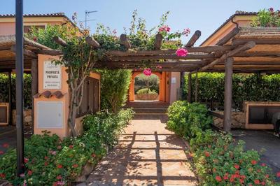 House in residence with swimming pool 2 km from the sea