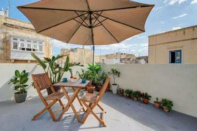 Townhouse With Private Terrace - Walk to Valletta